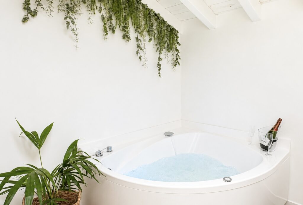 Bañera esquinera con champán y plantas decorativas