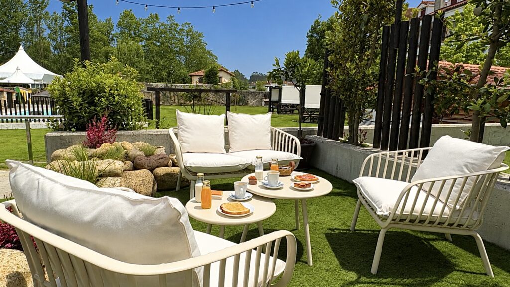 Zona de estar exterior con desayuno en jardín