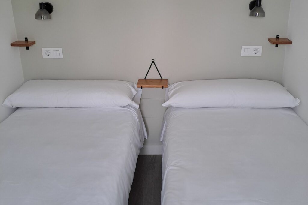 Habitación doble con dos camas individuales.