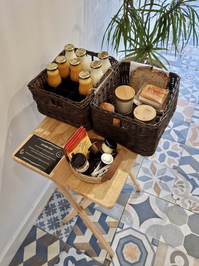 Paniers avec petit déjeuner fait à la main sur une table en bois
