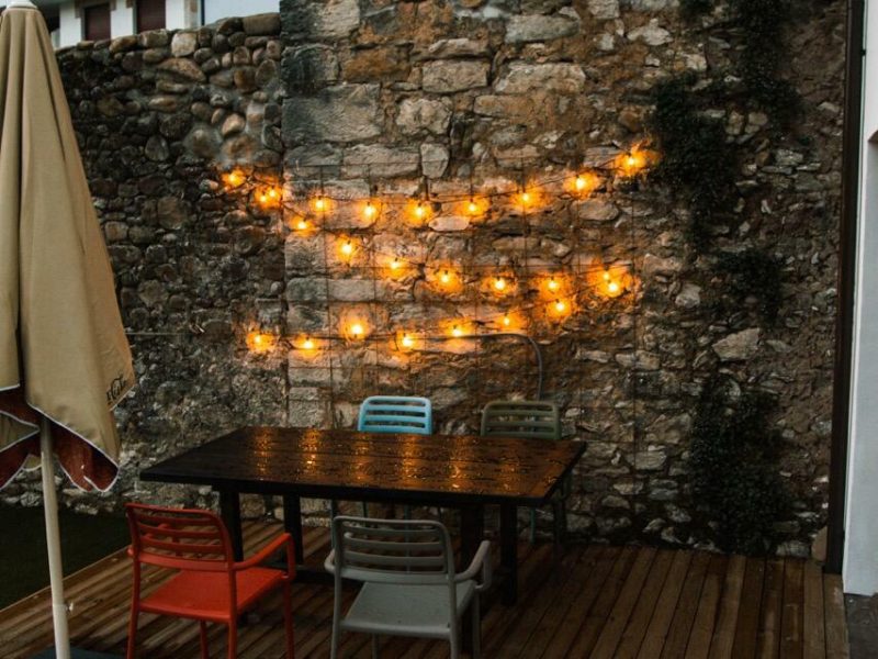 Jardín privado del apartamento Galizano iluminado de noche