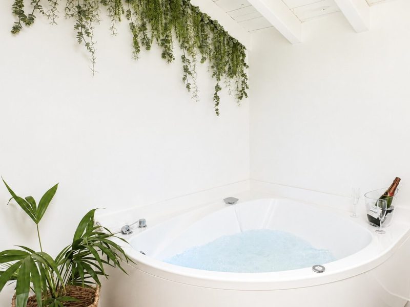 Bañera esquinera con champán y plantas decorativas