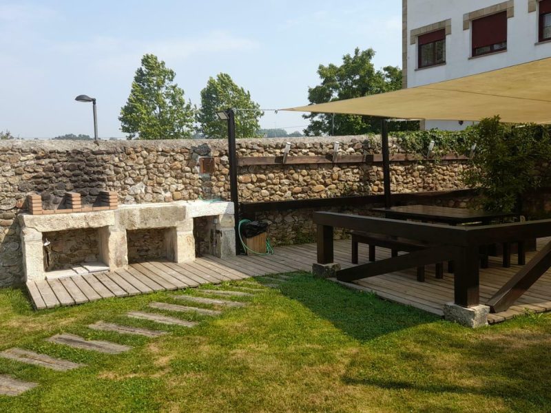 Barbacoa de uso común en el jardín de Jardines Villaverde