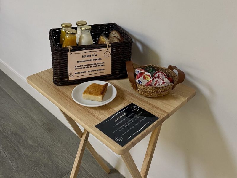 Cesta de desayuno gourmet servida en el apartamento