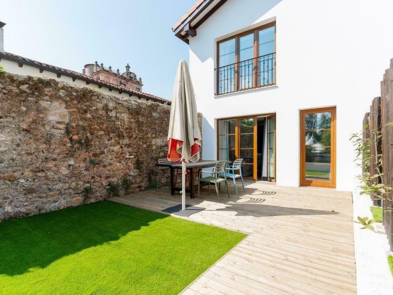 Jardín privado del apartamento Galizano con mesa y sillas