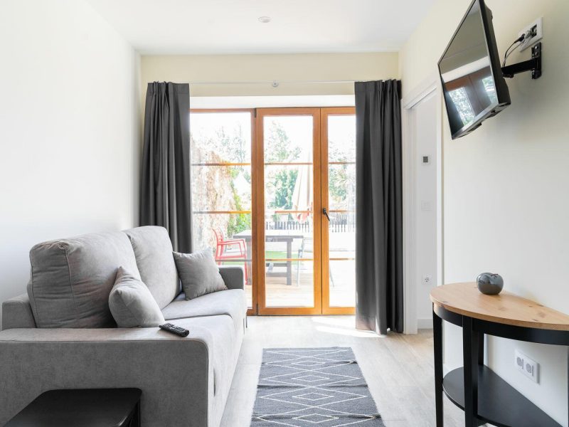 Salón-comedor del apartamento Langre con salida al jardín privado