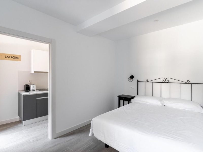 Segunda habitación del apartamento Langre con dos camas individuales y salida a la terraza