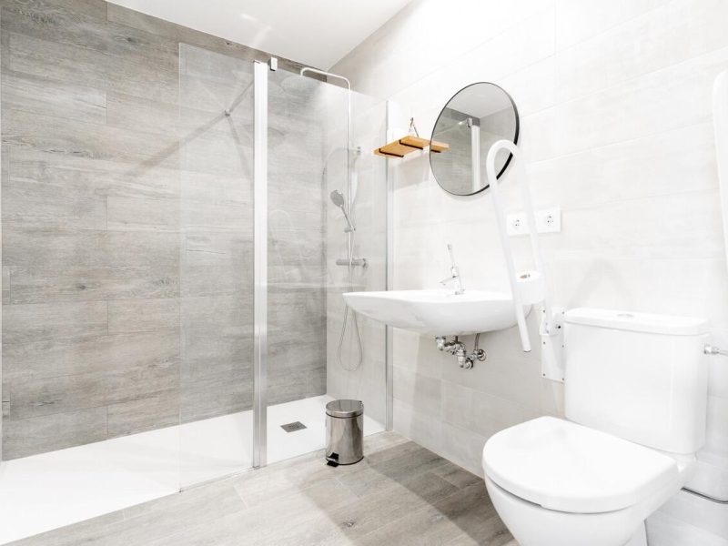 Baño del apartamento Langre, adaptado para movilidad reducida