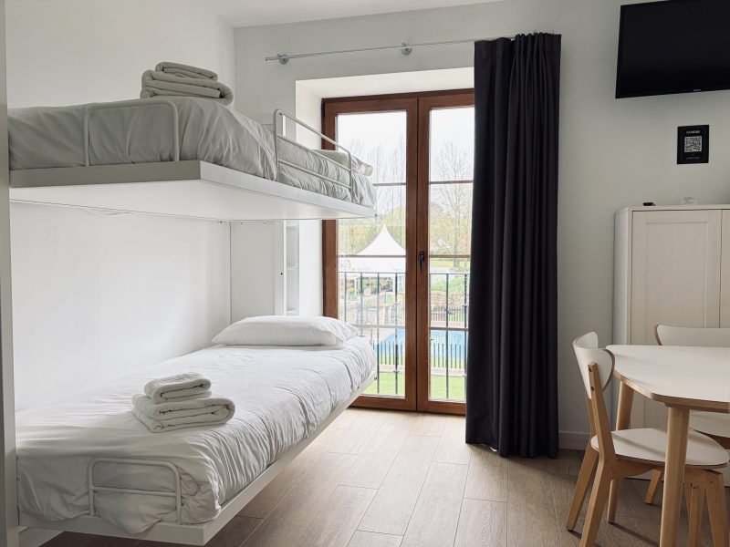 Litera plegable abierta en el salón del apartamento Los Tranquilos