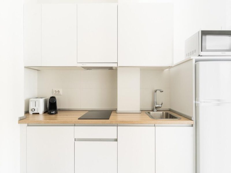 Complete kitchen of the apartment El Puntal with dishwasher