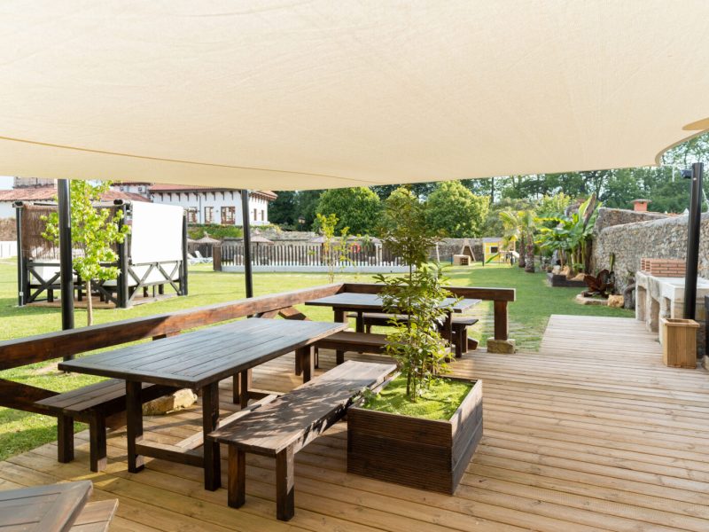 Zona de barbacoa junto a la piscina de Jardines Villaverde