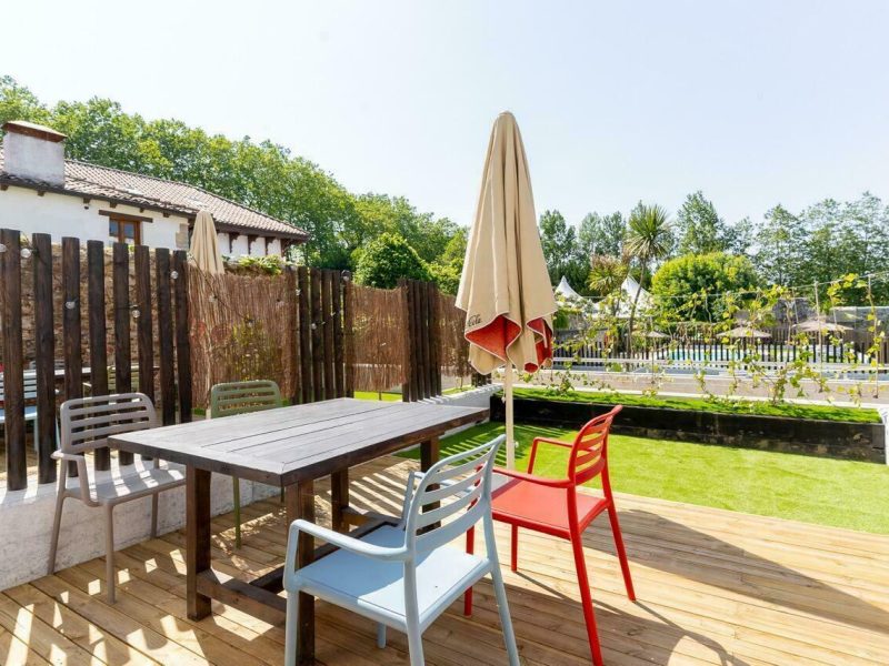 Jardin privé de Sardinero appartement avec table et chaises