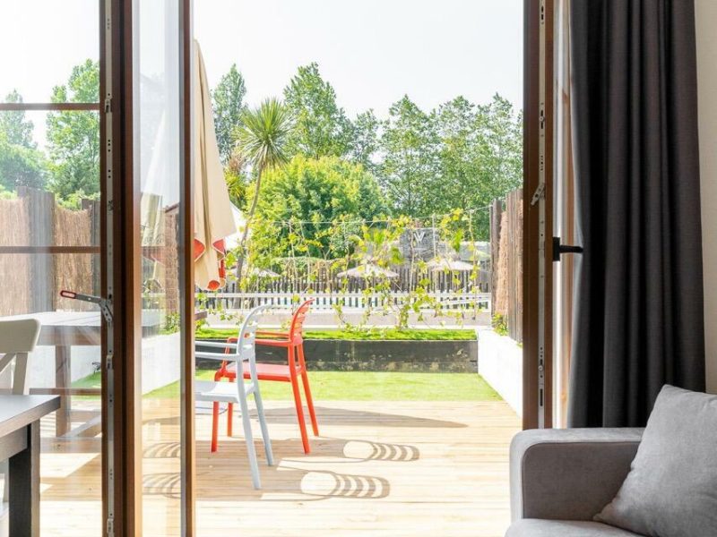 Départ du salon de l'appartement Sardinero pour le jardin privé avec table et chaises