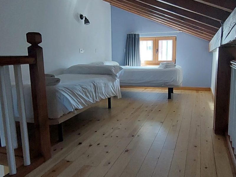 Grenier loft avec deux lits simples dans l'appartement Somo