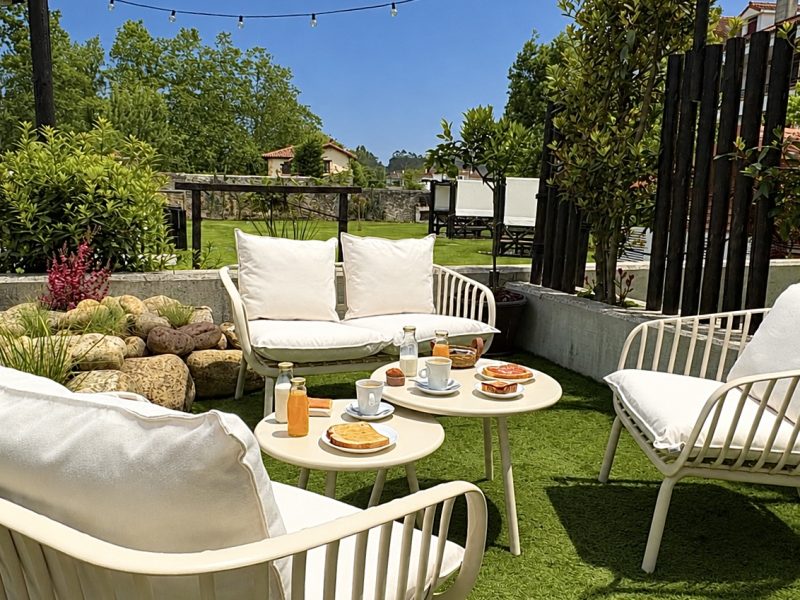 Zona de estar exterior con desayuno en jardín