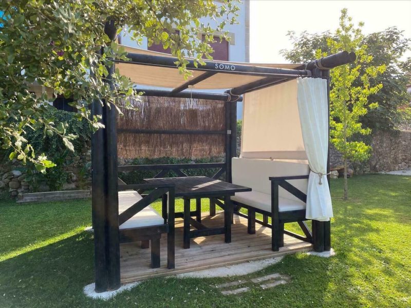 Cube de détente privé de l'appartement Somo, à l'ombre de l'arbre de jardin